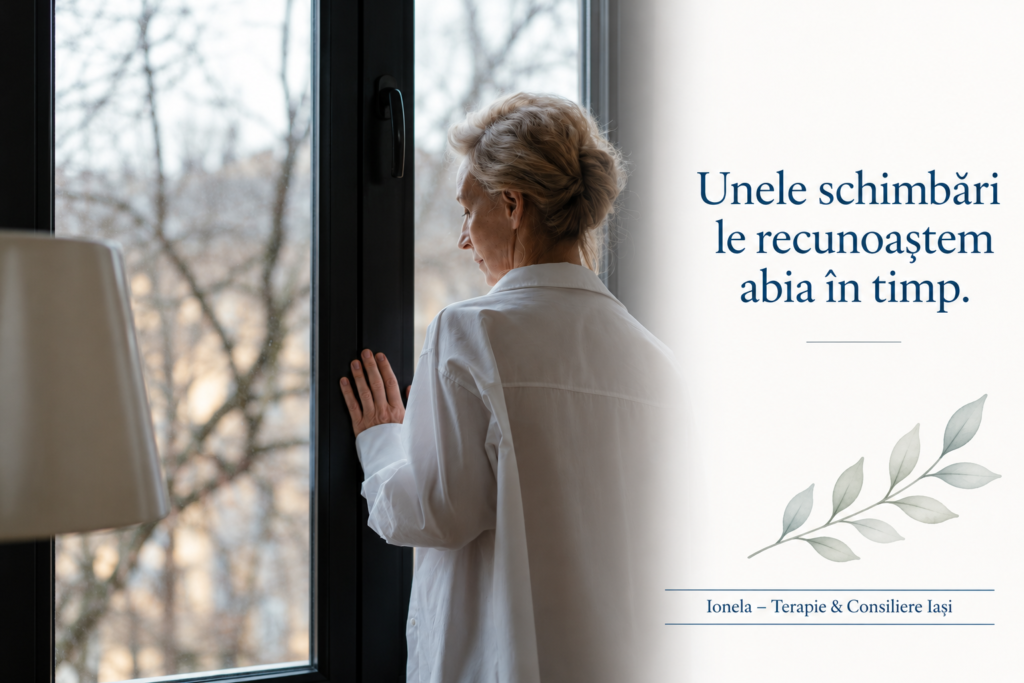 Femeie privind pe fereastră, alături de mesajul „Unele schimbări le recunoaștem abia în timp.”